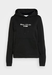 Černá mikina s kapucí, která má přední kapsu a bíle vyšívaný text "Marc O'Polo DENIM." Vyrobena z měkké tkaniny s ribovými manžetami.