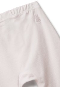 Světle růžové dětské kalhoty s elastickým pasem a malým vyšitým logem králíčka v pravém horním rohu.