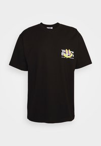 Zwarte katoenen t-shirt met korte mouwen, voorzien van een kleurrijke grafische print van tekst en een handontwerp aan de voorkant aan de linkerkant.