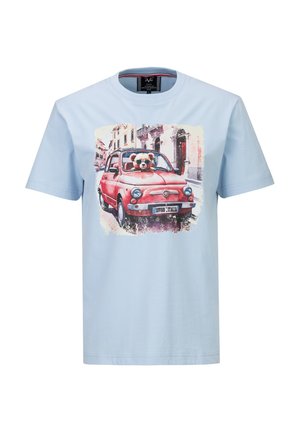 T-shirt bleu clair avec un motif représentant une voiture ancienne rouge conduite par un ours en peluche portant des lunettes de soleil dans une rue de la ville.