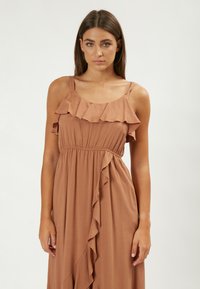 INFLUENCER FLOUNCED  - Vestito casual - camel
