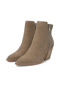 Botas de tobillo de ante beige con puntera puntiaguda, cremalleras laterales y parte trasera texturizada con acentos de tachuelas en un tacón apilado.