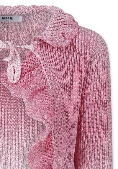 Roze gebreide trui met een gekruld kraag en strikdetail. Heeft een textuur van stof met afwisselend strakke en losse steken.