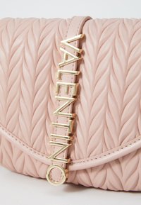 Ροζ δερμάτινη τσάντα ώμου με επένδυση, που διαθέτει πλεγμένη υφή, χρυσά εξαρτήματα και κούμπωμα με την επιγραφή "VALENTINO".