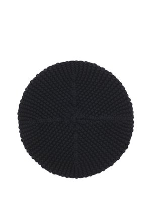Béret rond noir tricoté avec un motif texturé rayonnant depuis le centre, sur fond blanc.