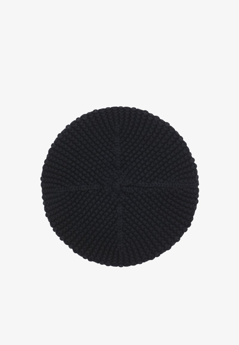 Béret rond noir tricoté avec un motif texturé rayonnant depuis le centre, sur fond blanc.