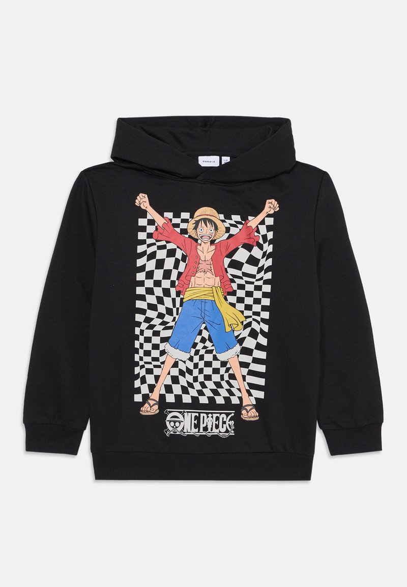 Svart hettegenser med grafikk av en figur i rød skjorte og blå shorts mot en bakgrunn med svart og hvitt rutemønster.