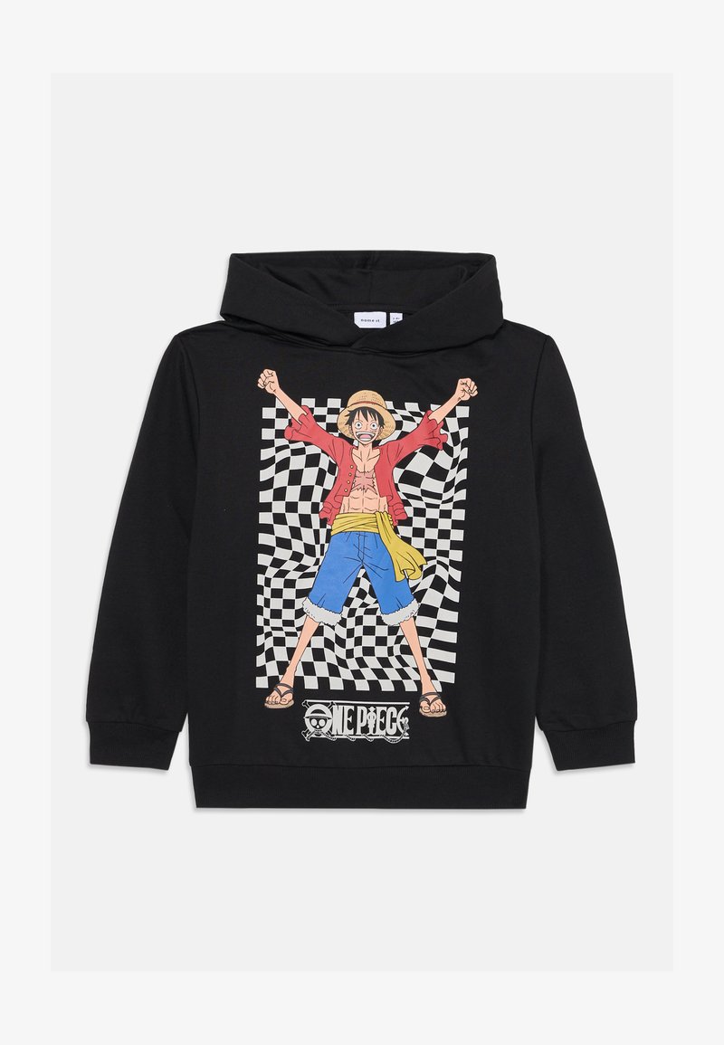 Melnā kapuce ar grafiku, kurā attēlots tēls sarkanā krekliņā un zilās šortos pret melnbaltu šaha laukuma fona.