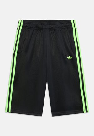 Shorts de sport noirs avec des rayures latérales vert fluo et un petit logo. Fabriqués à partir d'un matériau lisse et léger avec une texture subtile.