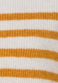 Tissu de pull en tricot présentant des rayures horizontales blanches et orange alternées. Texture douce avec un motif côtelé régulier sur l'ensemble.