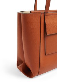 Sac en cuir marron avec une surface texturée, deux poignées robustes et une forme rectangulaire dotée d'une poche extérieure.