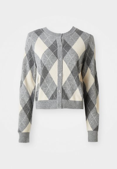 Sivkasto in kremno argyle vzorčasto jakno s krožnim izrezom, sprednjimi gumbi in rebrastimi manšeti. Narejeno iz mehkega pletenega materiala. Skrajšana zasnova.