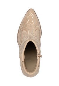 Botín beige hasta el tobillo con punta afilada, adornos de rhinestones y patrones cosidos. Cuenta con una cremallera lateral para facilitar su uso. Textura suave.