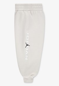 Ljusgrå mjukisbyxor med en smal fot, med en vit "JORDAN" logotyp och en svart jumpman-silhuett på sidan. Mjukt bomullsmaterial.