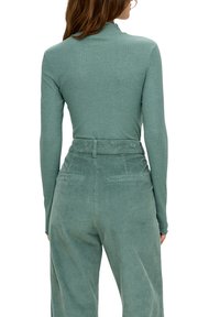 QS MIT ROLLSAUM - Longsleeve - minze