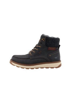 Zwarte leren enkelboot met bruine veters, gewatteerde grijze stoffen kraag, beige zool en stiksel details op een witte achtergrond.