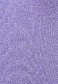 Tissu texturé violet avec un motif nervuré subtil, surface lisse avec un léger éclat. Convient pour les vêtements ou les accessoires.