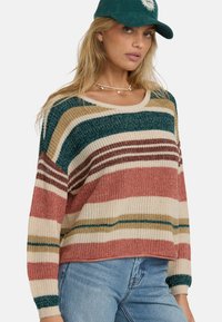 Maglione a maglia con strisce orizzontali in verde, bordeaux, crema, oro e corallo. Collo ampio, spalle cadute e polsini a coste.