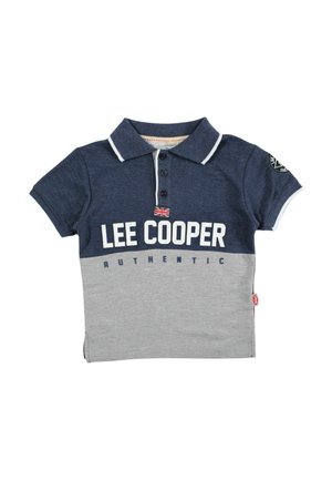 Polo à manches courtes bleu marine et gris avec bordure blanche, texte « LEE COOPER AUTHENTIC », petit drapeau britannique sous le col, et patch logo sur la manche.