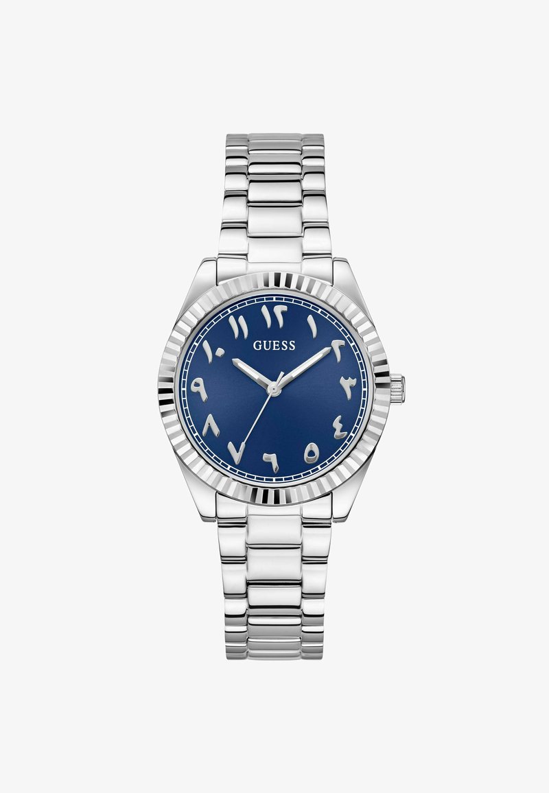 Ezüst rozsdamentes acél karóra kék számlappal, amely egyedi numerikus jelölésekkel rendelkezik, láncos karkötővel és bordázott gyűrűvel felszerelve.