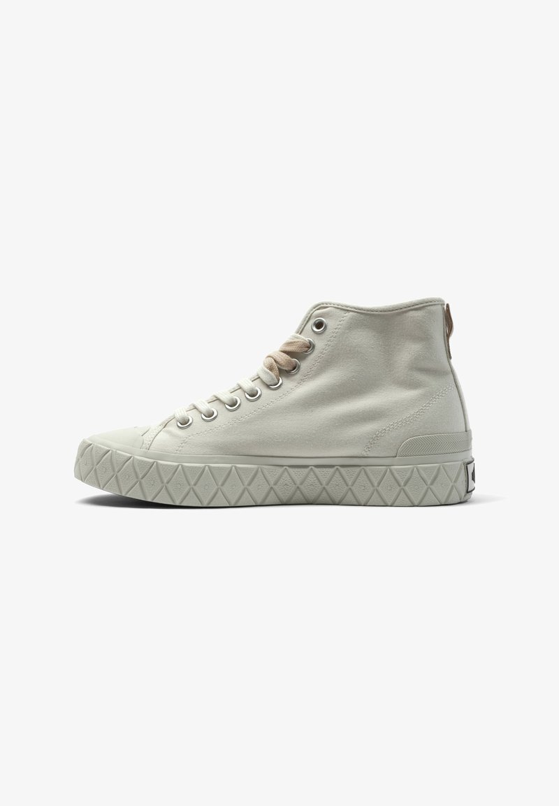 Sneaker alte in tela beige chiaro con suola in gomma testurizzata caratterizzata da un motivo a diamante. Include lacci beige e un tassello per il sollevamento.