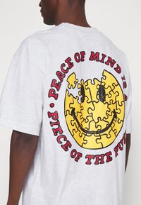 Market PIECE OF MIND UNISEX - T-shirt estampada - ash