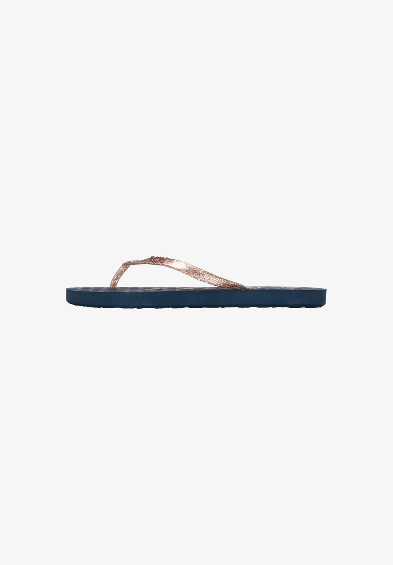 Marineblauwe flip-flops met een gestructureerde zool en een glinsterende strap in roségoud. De strap is plat en V-vormig, wat minimale bedekking biedt.