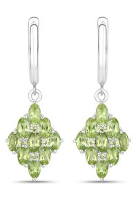 Groene edelstenen drop oorbellen met meerdere ovaal geslepen stenen, gezet in zilverkleurig metaal met een glanzende afwerking en een ingewikkelde schikking.