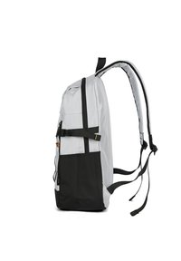 Sac à dos gris et noir avec une finition texturée, doté de bretelles réglables, d'une poche avant et d'une poignée de transport sur le dessus.