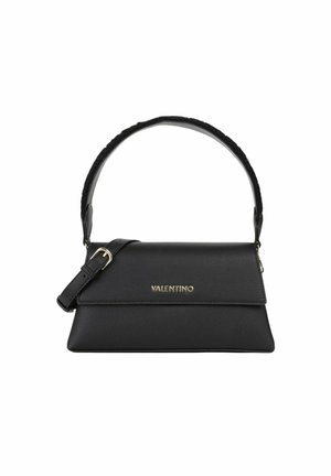Bolso Valentino negro con textura de piel granulada, cierre de solapa, correa de hombro ajustable y asa acolchada curva.