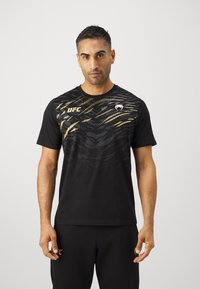 Venum UFC AUTHENTIC FIGHT NIGHT 4.0 REPLICA MENS - Camiseta estampada - black/gold