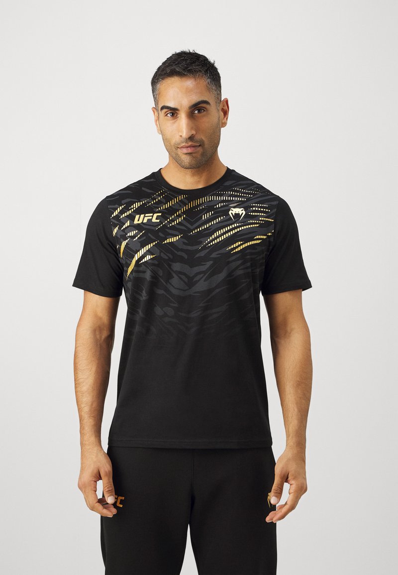 Venum UFC AUTHENTIC FIGHT NIGHT 4.0 REPLICA MENS - Camiseta estampada - black/gold