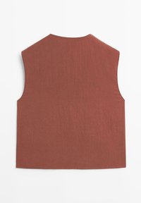 Ärmloös topp i rostfärgad tyg med en texturerad yta och hög halsringning. Har en enkel, minimalistisk design utan utsmyckningar.