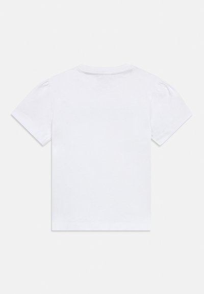 Λευκό βαμβακερό T-shirt με κοντά μανίκια, στρογγυλή λαιμόκοψη και διακριτικούς φουσκωτούς ώμους. Απλός σχεδιασμός, λείο ύφασμα, χωρίς εμφανή στολίδια.