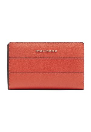 Cartera de cuero rojo con textura, costuras horizontales y pequeño logo dorado "Piquadro" en el centro superior.