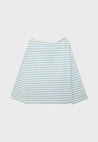 Biele tričko s dlhými rukávmi s tenkými horizontálnymi modrými a zelenými pruhmi, širokým výstrihom na lodičku a voľným strihom.