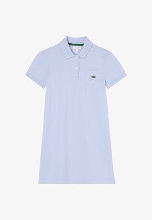 Jasnoniebieska koszulka polo z kołnierzykiem, krótkimi rękawami i małą kieszonką na lewej piersi z zielonym logo krokodyla. Materiał bawełniany.