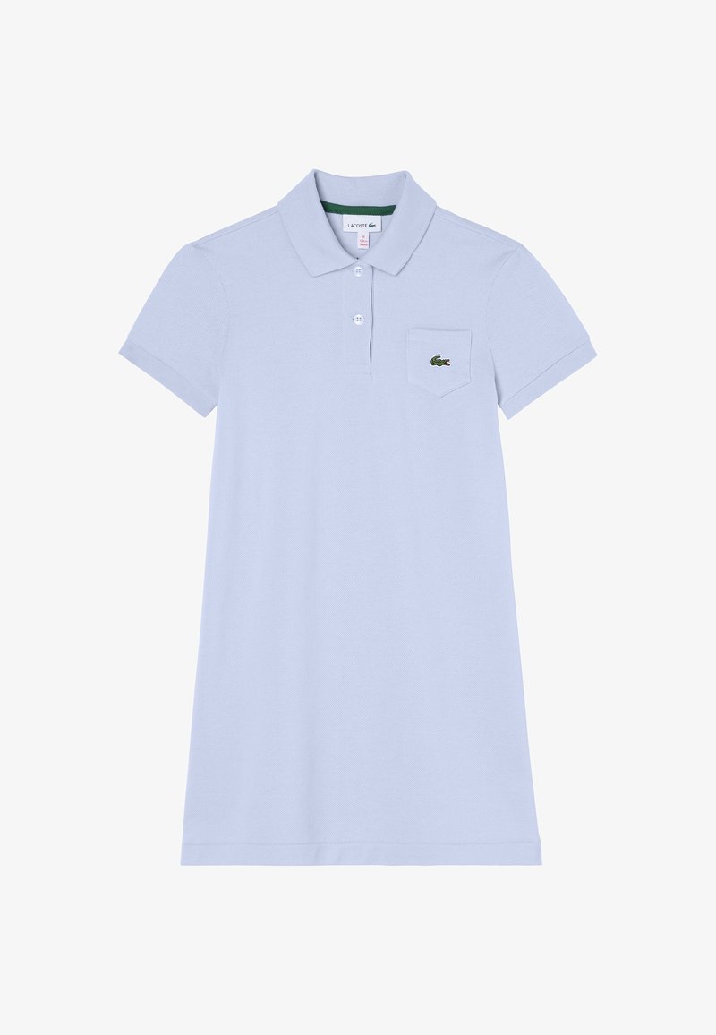 Jasnoniebieska koszulka polo z kołnierzykiem, krótkimi rękawami i małą kieszonką na lewej piersi z zielonym logo krokodyla. Materiał bawełniany.