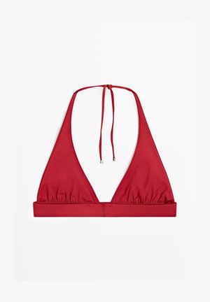 Červený trojúhelníkový bikinový top s halterem, nastavitelným vázáním na krku a širokým spodním lemem, položený naplocho na bílém pozadí.