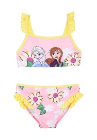 Costume da bagno a due pezzi con un top rosa con rifiniture gialle e spalline arricciate, e un fondo coordinato decorato con motivi floreali e bordi arricciati.