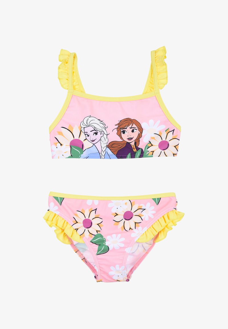 Bikini de dos piezas que cuenta con una parte superior rosa con ribete amarillo y tirantes con volantes, y una parte inferior a juego adornada con patrones florales y bordes con volantes.