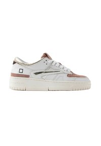 Hvide lædersneakers med lyserøde ruskinddetaljer og hæl med guldstruktur. Har en kraftig hvid sål og subtil logo-detaljering.