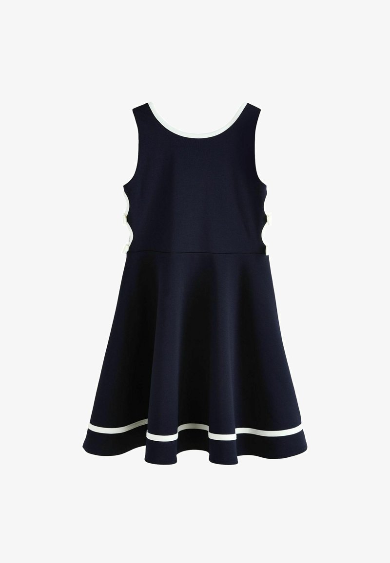 Haljina bez rukava tamnoplave boje s bijelim obrubom na izrezima vrata i rubu, bočni izrezi s bijelim mašnicama, suknja se širi.