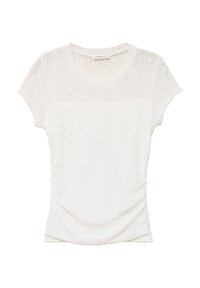 Blusa blanca de encaje con manga corta, estampado floral, escote redondo, ligero fruncido en la cintura y sección superior y mangas semi-transparentes.