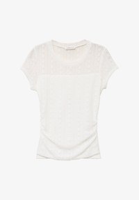 Blusa blanca de encaje con manga corta, estampado floral, escote redondo, ligero fruncido en la cintura y sección superior y mangas semi-transparentes.