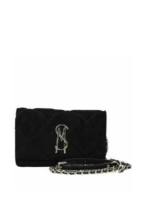 Schwarze gesteppt Lederclutch mit silberner Kette und silbernem ineinandergreifendem Logo auf der vorderen Klappe.