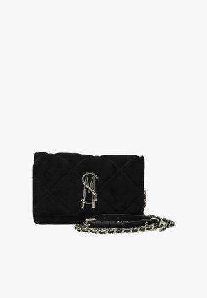 Schwarze gesteppt Lederclutch mit silberner Kette und silbernem ineinandergreifendem Logo auf der vorderen Klappe.