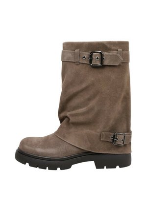 Bota de ante marrón hasta la mitad de la pantorrilla con suela de goma negra, que cuenta con dos correas ajustables con hebillas plateadas en el tobillo y la parte superior.