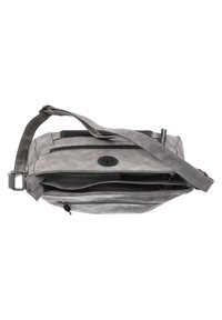 Sac messager gris en tissu doux et texturé. Comprend une bandoulière, un compartiment zippé et une poche avant avec un accent de logo circulaire.