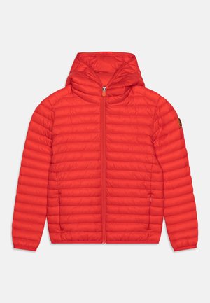 Giacca imbottita rossa con cappuccio, dotata di cerniera completa, texture a righe orizzontali e un accento con logo sulla manica sinistra.